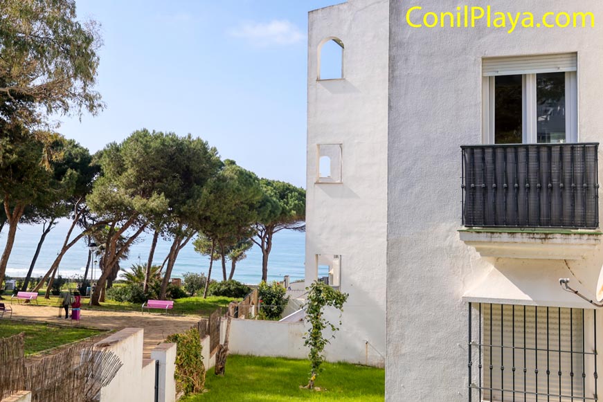 Junto al Parque de La Atalaya Ventana del alojamiento y vistas hacia el Parque de la Atalaya con el mar de fondo.