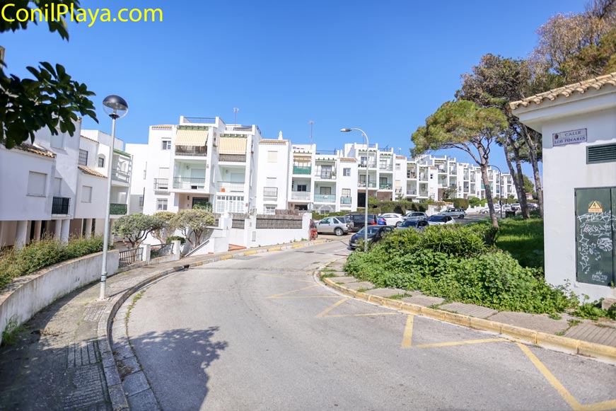 Zona aparcamiento. Zona de aparcamiento cercana al apartamento en calle tranquila