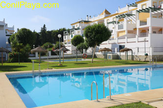 Piscina del apartamento en Conil.