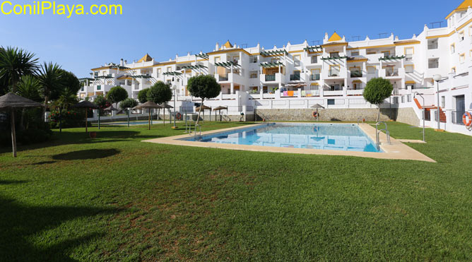 piscina de la urbanizacion atalaya