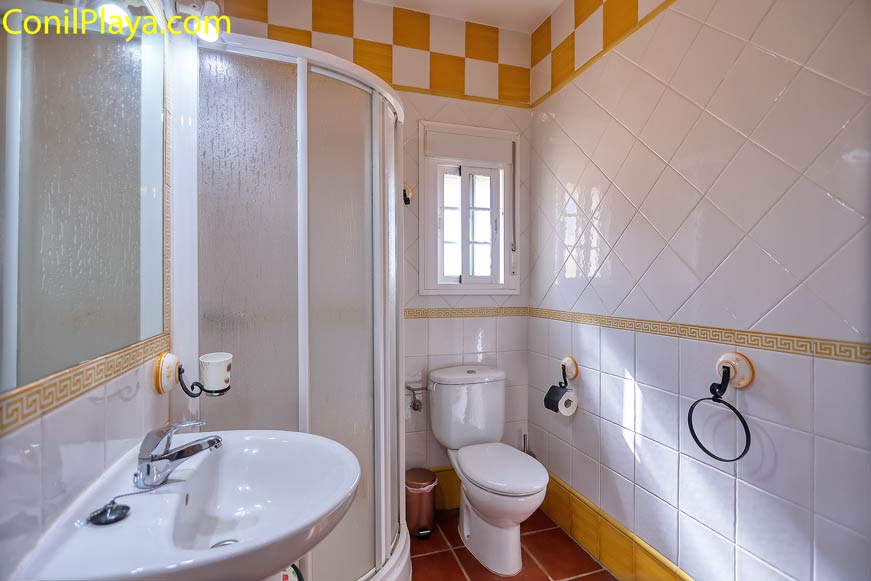 Cuarto de baño con placa ducha