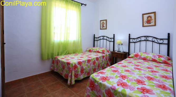 dormitorio con 2 camas