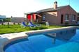 3 dormitorios,6 personas. 2 Casas con piscina a unos 5 minutos de Conil, situada en zona tranquila. La piscina es privada y está vallada. Dispone de porche y barbacoa. El jardín es con césped.
