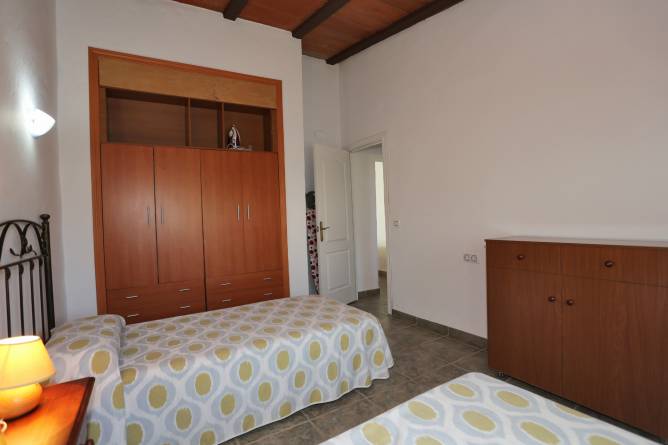 armario del dormitorio con 2 camas