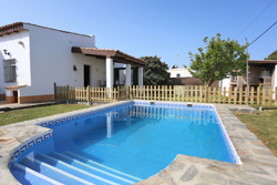 2 dormitorios,4 personas. Casa muy tranquila y a buen precio, situada junto al pinar de roche y cerca de urbanización Roche. Cuenta con piscina privada, barbacoa, porche, aparcamiento privado. Ideal para descansar con la familia.