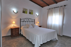 Casa muy tranquila y a buen precio, situada junto al pinar de roche y cerca de urbanización Roche. Cuenta con piscina privada, barbacoa, porche, aparcamiento privado. Ideal para descansar con la familia. Ver las fotos