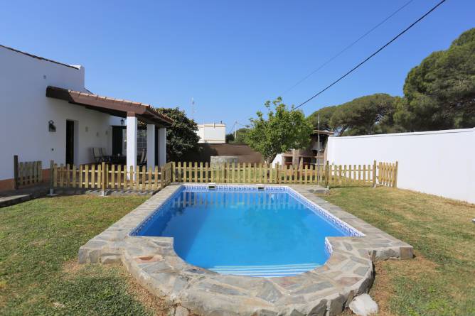 piscina con tumbonas