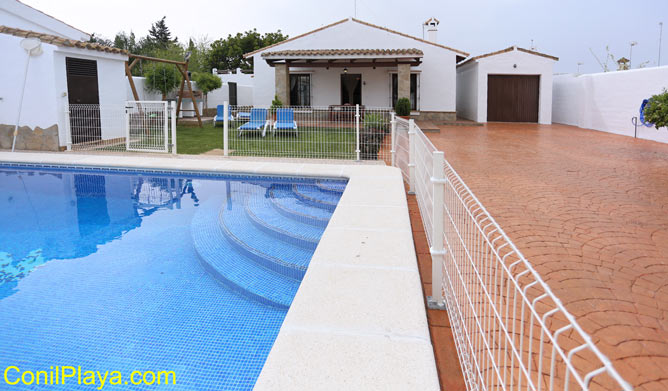 vista general del chalet con piscina.