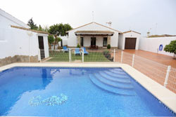 3 dormitorios,6 personas. Bonita casa con piscina en Roche Viejo, carretera del Puerto de Conil. Consta de 3 dormitorios con colchones de látex, salón - comedor - cocina. La cocina está totalmente equipada. Dispone de aparcamiento para varios coches en el interior de la parcela.
