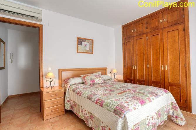 Dormitorio principal con aire acondicionado.