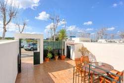 4 dormitorios,6 personas. Chalet adosado de 4 dormitorios con aire acondicionado. en urbanización Villas de Conil. Sin problemas de aparcamiento. La casa dispone de 4 dormitorios, 3 en la planta superior y uno en la planta baja.
