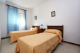 Casa muy amplia con capacidad para 8 personas situada en la zona norte de Conil. Todas las habitaciones cuentan con armarios. El salón - comedor es muy amplio, así como el resto de las habitaciones.
La casa cuenta con tres dormitorios y capacidad para 8 personas. Recomendada para familias numerosas.