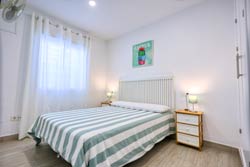 Casa cerca de la playa, con amplia terraza con barbacoa, zona tranquila y a escasos minutos de la playa andando. En el centro del casco antiguo.
capacidad para 4 personas