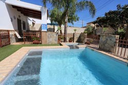 Tranquila casa en Barrio Nuevo a 5 minutos de Conil, cerca del colegio y de la nueva autovía. Se alquila a buen precio y es ideal para ir a cualquier playa de Conil, El Palmar o Chiclana.
Casa en alquiler en Barrio Nuevo (El Colorado), a 5 minutos de Conil.