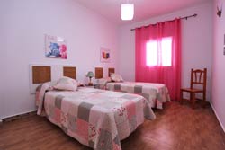 Tranquila casa en Barrio Nuevo a 5 minutos de Conil, cerca del colegio y de la nueva autovía. Se alquila a buen precio y es ideal para ir a cualquier playa de Conil, El Palmar o Chiclana.
Casa de 3 dormitorios con capacidad para 6 personas. Es muy tranquila.
