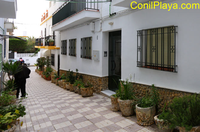 Calle peatonal donde se encuentra la casa. Al fondo la calle El Carril de la Fuente.