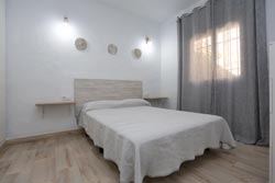 3 dormitorios,6 personas. Alquiler casa en Conil con piscina de 3 dormitorios, amplio porche con barbacoa, en la zona de Barrio Nuevo y El Colorado.