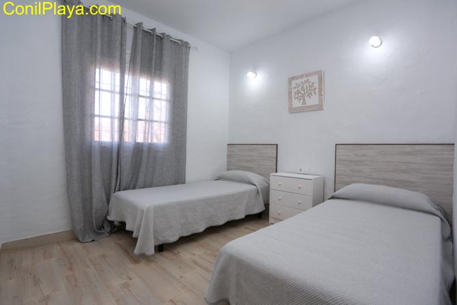 dormitorio con 2 camas