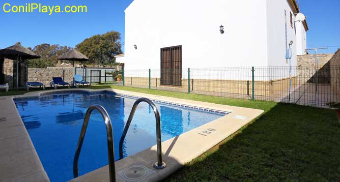 chalet en Conil con piscina