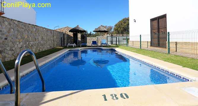 piscina junto a la casa