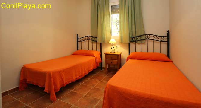 dormitorio con 2 camas individuales.