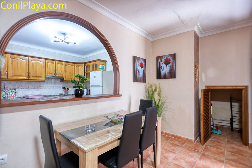 Mesa de comedor frente a arco pasaplatos de la cocina