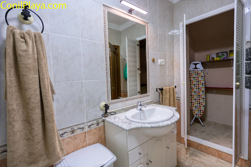 Espejo de baño con iluminación y mueble con encimera de mármol