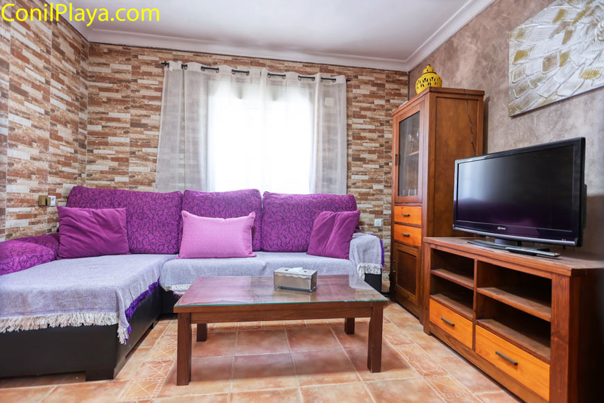 Mueble de televisión de madera rústica y sofá confortable