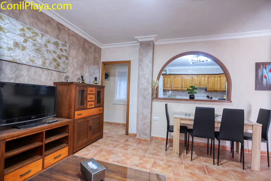 Distribución abierta de salón y comedor con arco a la cocina
