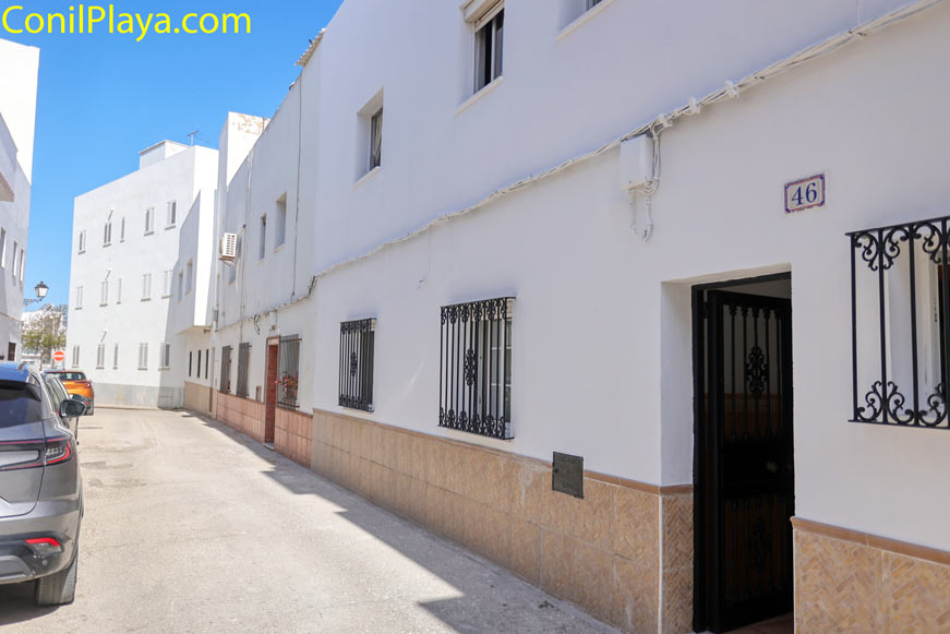 Fachada de casa blanca en calle típica andaluza
