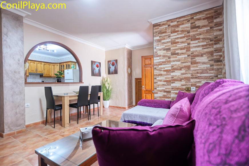 Vista general del salón con suelos de gres y decoración cálida
