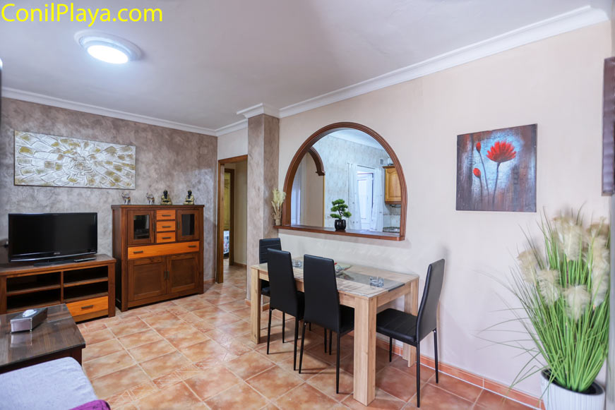 Salón comedor con mesa de madera y sillas negras modernas