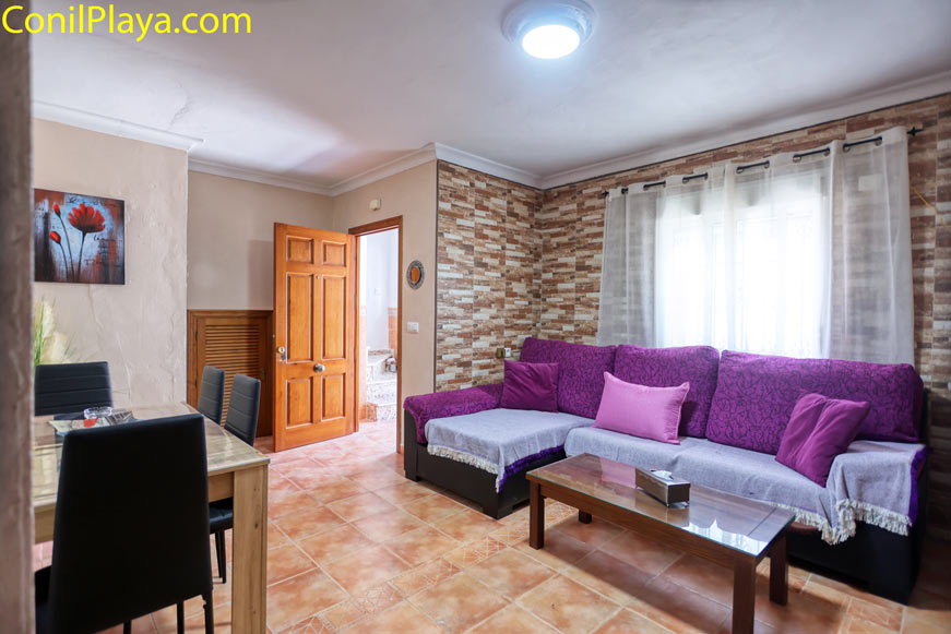 Salón con pared decorativa de imitación piedra y ventana