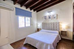 Estupenda casa en Conil en la calle Cádiz, a 393 metros de la playa. Consta de tres dormitorios, cuarto de baño, cocina, salón comedor y patio.
Casa en Conil de 3 dormitorios muy tranquila.