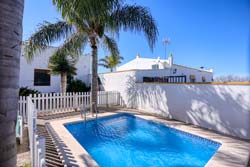 3 dormitorios,6 personas. Estupenda casa en Conil en la calle Cádiz, a 393 metros de la playa. Consta de tres dormitorios, cuarto de baño, cocina, salón comedor y patio.
