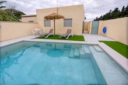 2 dormitorios,5 personas. Casa en Conil con piscina de nueva construcción en El Colorado, cerca de la playa de Roche, El Puerco y la Barrosa. Dispone de porche y barbacoa. Tiene 2 dormitorios, ideal Familias. Registrada en Turismo 