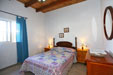 Casa en zona rural de Conil, muy tranquila y muy bien comunicada, Apocos minutos de Conil en coche. Porche con parra, sin problemas de aparcamiento. Se alquila Barato.
Casa de 3 dormitorios y capacidad para 6 personas.