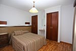 Tranquila casa en calle peatonal del Carril de la Fuente muy cerca de la playa de Los Bateles. Casa de 2 dormitorios, un amplio salón - comedor, cocina y cuarto de baño.
Casa de 2 dormitorios situada a pocos metros de la playa.