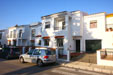 Alquiler casa en Conil Urbanización La Atalaya, junto al hotel Conil Park, a 5 minutos de la playa. Garage privado. 2 patios, 2 terrazas con balcón, jardin comunitario privado con césped. Aparcamiento cómodo.
Ver las fotos