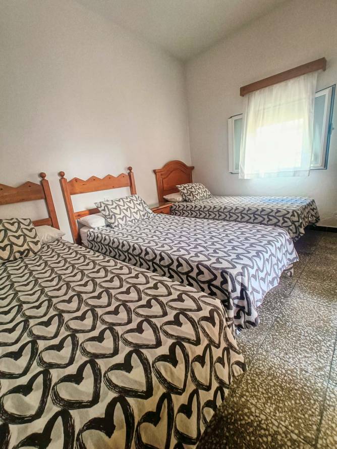 dormitorio con 2 camas