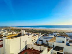 4 dormitorios,8 personas. Amplio y luminoso piso en pleno centro de Conil. amplio y luminoso piso de 4 dormitorios, salon - comedor, 2 cuartos de baño y cocina completamente equipada. Junto a la cocina hay una estupenda terraza con mesa y sillas, ideal para cenar .
