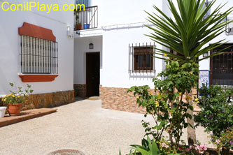 Patio de vecinos dónde se encuentra la casa, al fondo, en el rincón.