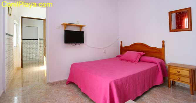 dormitorio principal con cama de matrimonio