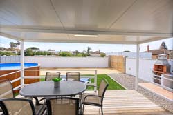 Casa con jardin, a pocos minutos de Conil en zona tranquila. De nueva construcción y completamente equipada. Ideal para pasar unos dias tranquilos en Conil.
capacidad para 4 personas