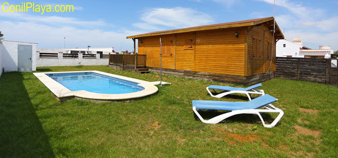 casa de madera con piscina