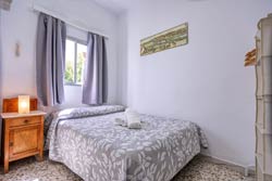 Casa muy tranquila en pleno centro de Conil, cerca de la playa y en zona completamente peatonal, en patio interior, lejos de ruidos. Dispone de terraza techada con mesa y sillas.
capacidad para 4 personas