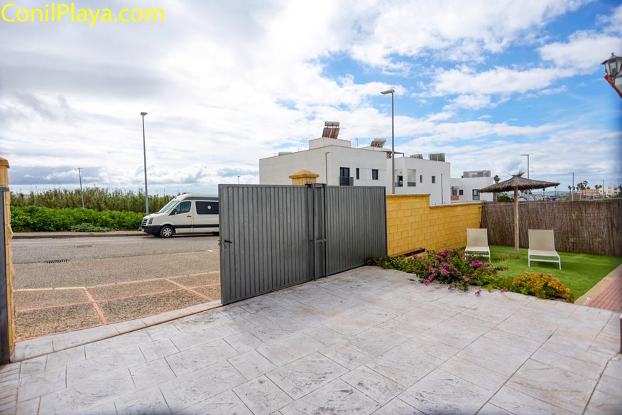 Vista desde el interior del patio hacia la calle con zona de descanso a la derecha.