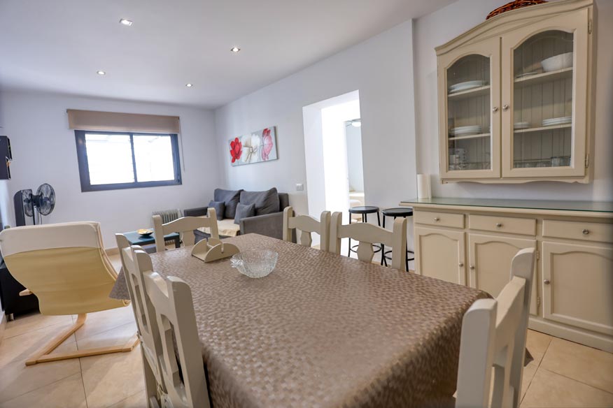 Perspectiva del salón desde el comedor mostrando la amplitud y el acceso a dormitorios.