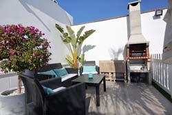 Bonita casa adosada de nueva construcción, en zona tranquila y proxima a la playa. Ambiente familiar y piscina comunitaria (3 casas). barbacoa. A 4 minutos en coche a la playa. Aire acondicionado en toda la casa.
Casa con piscina en Roche Viejo, a 5 minutos de Conil.