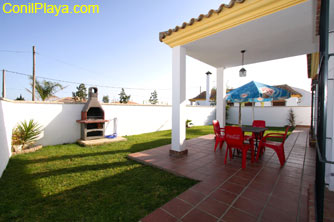 La casa cuenta con un estupendo poch con barbacoa.